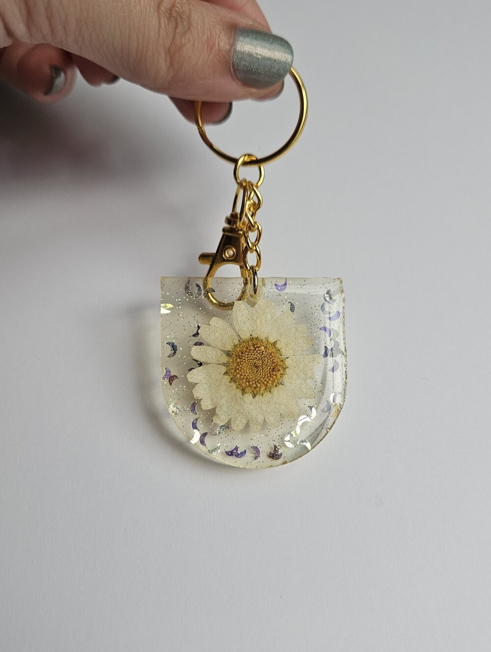 Handmade Real Daisy Gold Resin Keychain With Moon Glitter